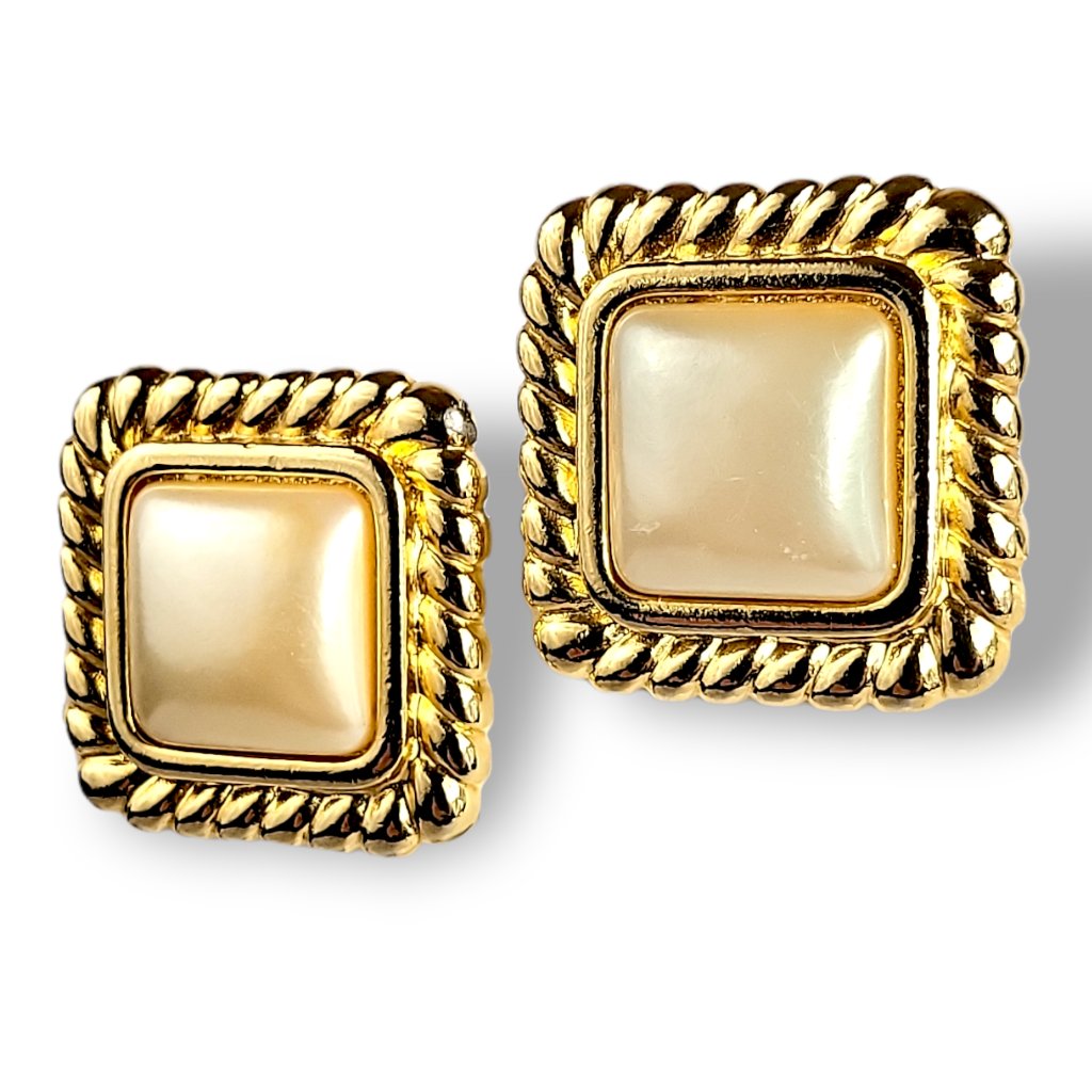 Liz Claiborne Earrings 90s Jumbo Pearlized Center Gold Tone 23$
